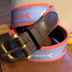 BNWOT VINEYARD VINES CANVAS LEATHER BELT WITH FISH BONES MOTIF